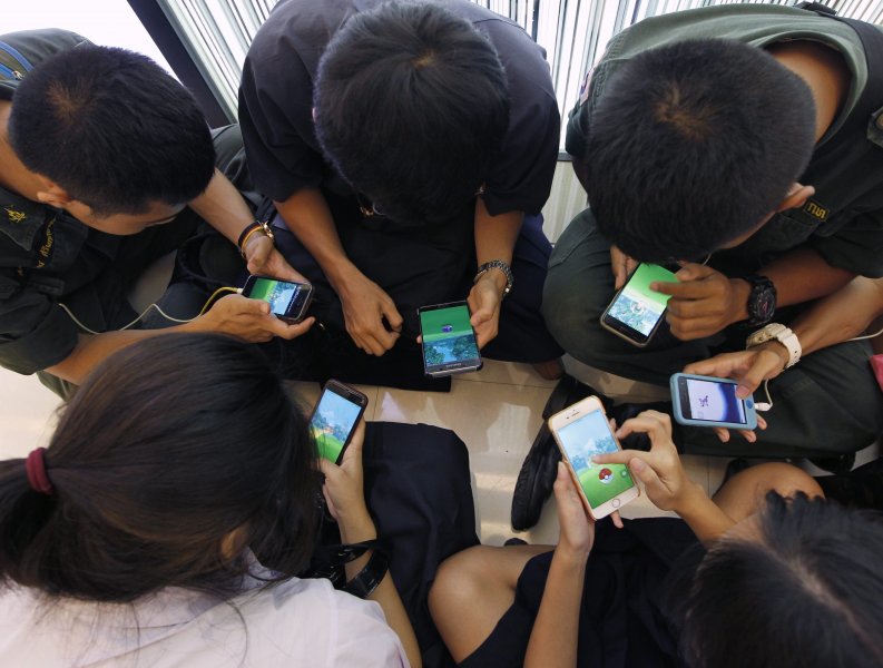 TAILANDIA POKEMON GO:POK04 BANGKOK (TAILANDIA) 08/08/2016.- Estudiantes tailandeses juegan al videojuego "Pokemon Go" desde su teléfono móvil en un centro comercial en Bangkok, Tailandia, hoy, 8 de agosto de 2016. El videojuego permite a los usuarios utilizar el GPS para buscar personajes en cualquier entorno. La Comisión Nacional de Radiodifusión y Telecomunicaciones (NBTC) está a la espera de que se emitan restricciones en zonas contra el videojuego, especialmente en emplazamientos religiosos o monumentos históricos como el Palacio Royal o los templos budistas, así como en hospitales y áreas privadas. La NBTC también expresó su preocupación por los usuarios, ya que podrían incrementar de forma peligrosa las facturas de telefonía móvil y podrían sufrir accidentes por distracciones. EFE/Rungroj Yongrit