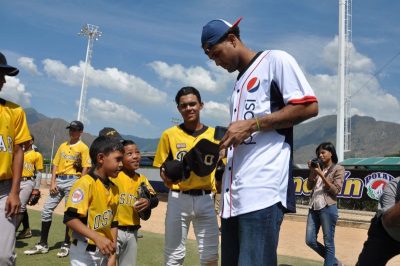 Empresas Polar brinda la oportunidad a jóvenes peloteros de jugar con grandeligas venezolanos
