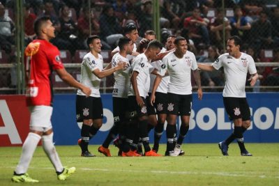 Jadson y Corinthians destrozan 7-2 a Lara y avanzan en la Copa Libertadores