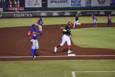 El zuliano Pedro Rodríguez se apunta primer salvado en inicio del béisbol en México