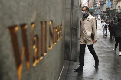 Acciones se tambalean tras peor desplome en Wall Street desde 1987