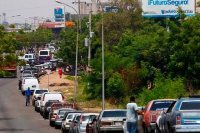 The New York Times: De casi gratis a inalcanzable, el loco cambio de precios del combustible en Venezuela