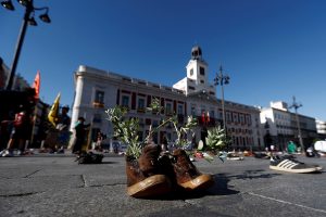 España: Extinction Rebellion llena las plazas de zapatos para exigir acción climática