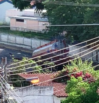 Se volcó gandola cargada de combustible en Maracay