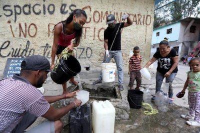 Personal salud Venezuela arriesga cada día más por falta protección coronavirus, dicen médico y ONG