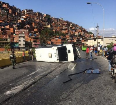 Se volcó autobús en Caracas