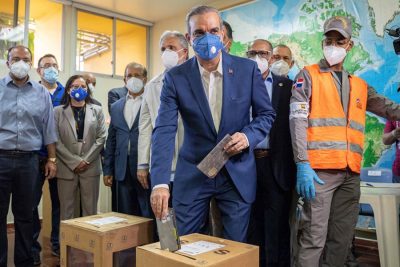 El opositor Abinader lidera las votaciones presidenciales en República Dominicana