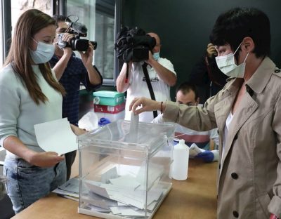 Vascos y gallegos acuden a votar entre los rebrotes de coronavirus