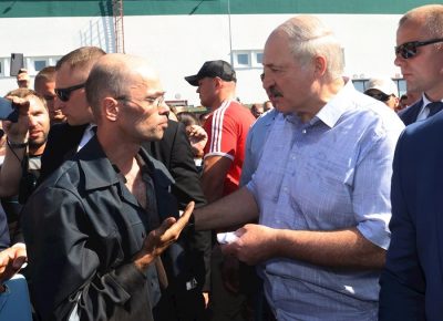 Lukashenko dice que la industria no ha parado pese a llamamientos a la huelga