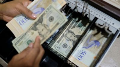 Dólar estadounidense sigue descendiendo y cierra con una baja de 0,61% en su valor