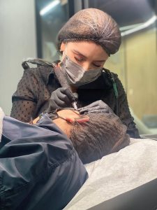 Venezolana Andrea Acosta se consagra como la sexta mejor artista del maquillaje permanente del ranking mundial