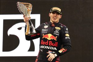 Verstappen campeón del mundo al ganar en la última vuelta; Sainz fue tercero