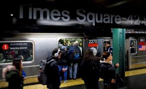 Una mujer muere tras ser empujada a las vías del metro en Times Square