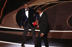 Los Óscar condenan la bofetada de Will Smith y estudiarán un castigo