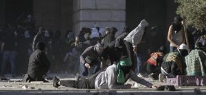 Al menos 152 heridos deja ataque israelí cerca de la mezquita de Al-Aqsa