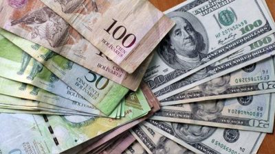 Economista: Comerciantes fijan precios en dólares para mantener valores de reposición