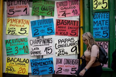 El uso del bolívar crece en la Venezuela dolarizada de facto