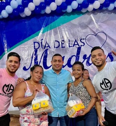 #Maracaibo | Legislador Barboza celebró a más 400 madres en su día