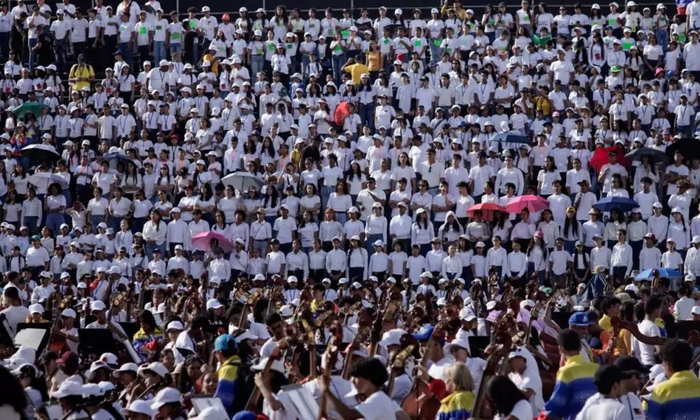 El pasado domingo 23 de febrero, más de 4.000 niños y jóvenes se congregaron en la Plaza de la Juventud de Caracas para celebrar los 50 años del Sistema de Orquestas y Coros de Venezuela. El concierto gratuito ofreció una propuesta musical variada que combinó piezas sinfónicas y populares.