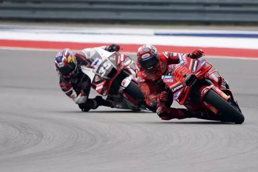 Francesco «Pecco» Bagnaia (Ducati Desmosedici GP25) se adjudicó el Gran Premio de las Américas de MotoGP tras la caída de Marc Márquez (Ducati Desmosedici GP25), quien lideraba con autoridad. Su hermano, Álex Márquez, logró el segundo puesto y se hizo con el liderato del mundial.