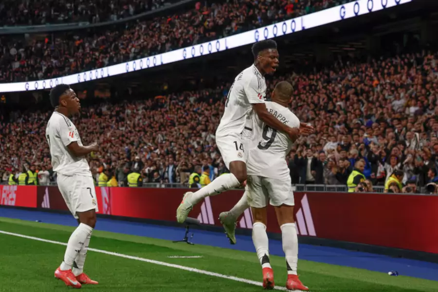 El Real Madrid superó al Rayo Vallecano por 2-1 en un partido donde, pese a los goles de Kylian Mbappé y Vinícius Junior, el equipo mostró debilidades defensivas y generó silbidos de su afición.