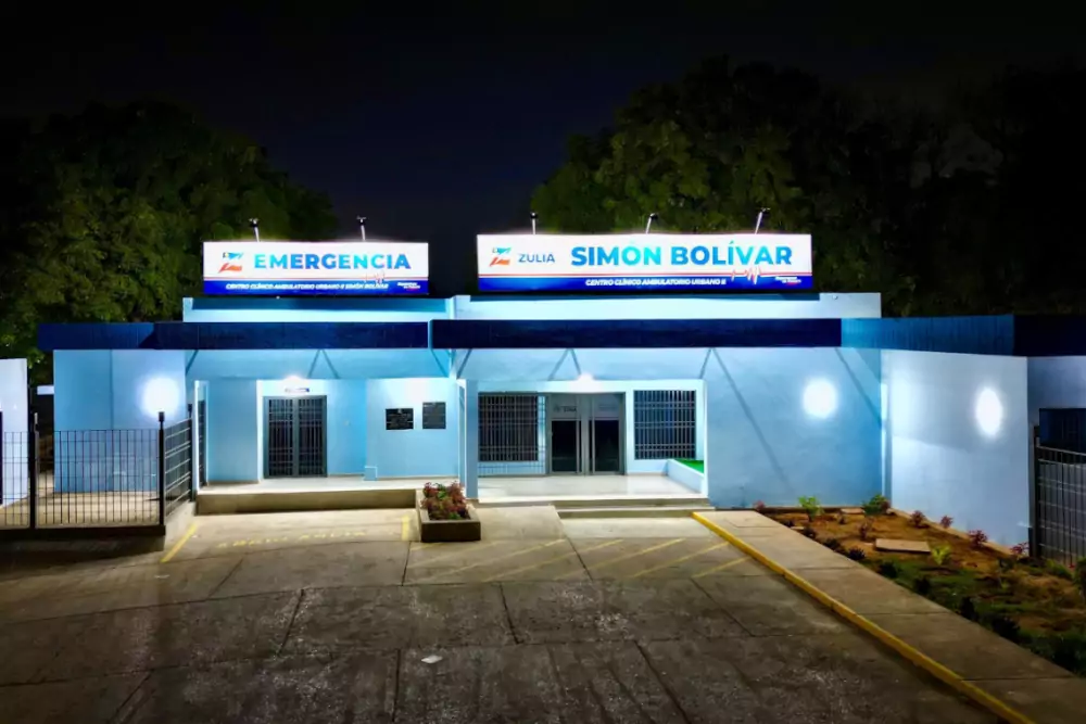 El gobernador del estado Zulia, Manuel Rosales, inauguró este lunes el renovado Centro Clínico Ambulatorio Urbano Tipo III «Simón Bolívar» en la parroquia Francisco Eugenio Bustamante de Maracaibo, como parte de su plan para revitalizar el sistema de salud regional.