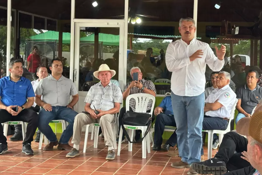 Luis Caldera, candidato a la Gobernación del Zulia, sostuvo el 23 de abril un encuentro con más de 60 productores agropecuarios de Machiques y Rosario de Perijá, quienes expusieron sus principales problemas y expresaron su respaldo al aspirante regional.