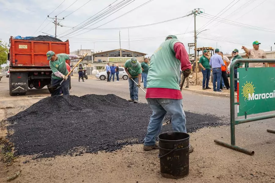 La Alcaldía de Maracaibo desplegó el Plan Rápido de Bacheo 2025 en la calle 60 de la Zona Industrial el pasado mes de abril, atendiendo la solicitud de empresarios y transportistas afectados por el deterioro vial. La intervención incluye la aplicación de 24 toneladas de asfalto en 29 baches críticos.