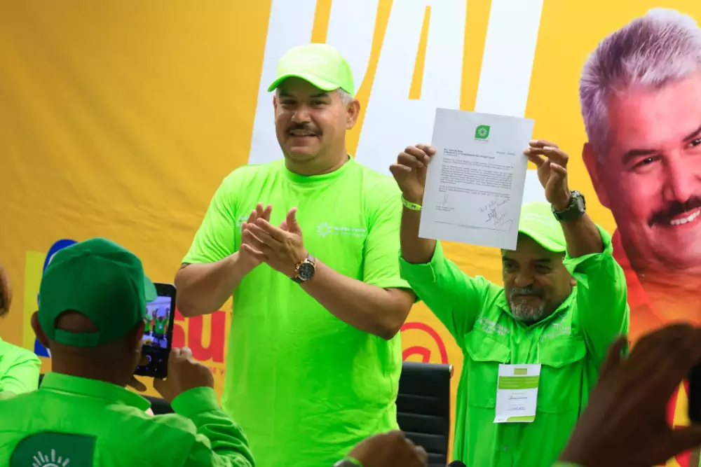 El Partido Verde entregó este sábado 26 de abril un conjunto de 19 propuestas al candidato Luis Caldera, aspirante a la Gobernación del Zulia por el Gran Polo Patriótico Simón Bolívar, con el fin de integrarlas a su plan de gestión regional.