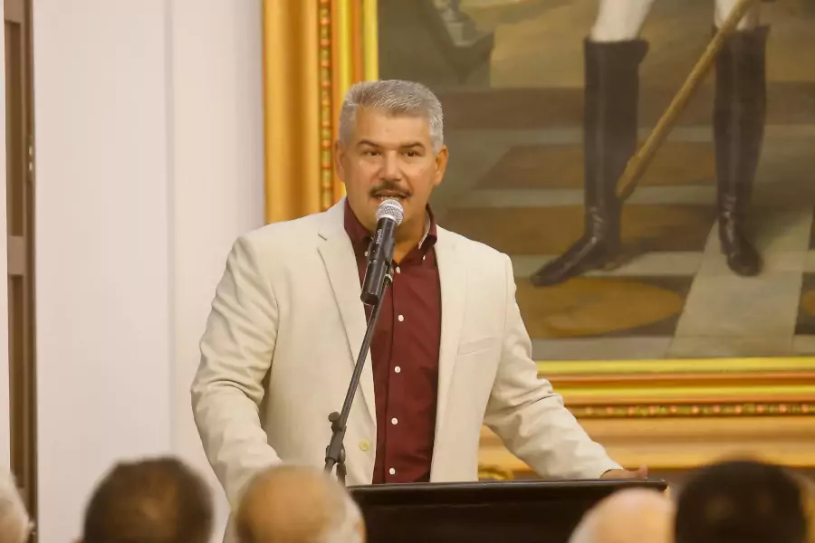 El gobernador del Zulia, Luis Caldera, anunció este viernes 20 de junio a los funcionarios que integrarán su gabinete ejecutivo, con el compromiso de consolidar una gestión cercana a las comunidades en áreas clave como salud, educación, infraestructura y energía.