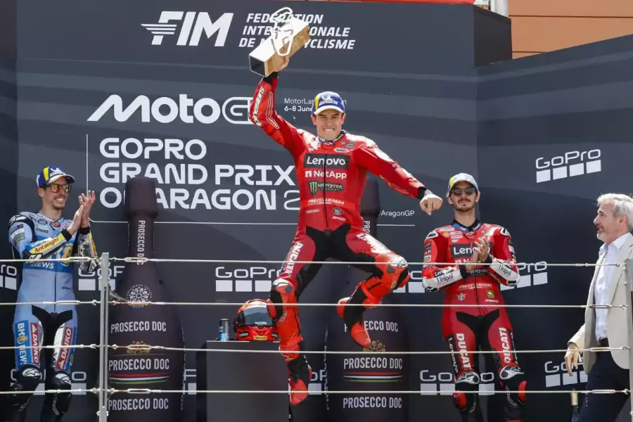 Marc Márquez volvió a lo más alto del podio este domingo 8 de junio tras imponerse con autoridad en el Gran Premio de Aragón, disputado en el circuito Motorland de Alcañiz, reafirmando su liderato en el Mundial de MotoGP.