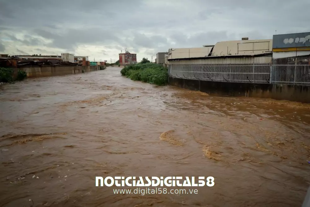 El alcalde encargado de Maracaibo, Adrián Romero Martínez, informó este 14 de junio que, pese a las fuertes lluvias caídas durante la madrugada, no se han registrado incidentes graves gracias al mantenimiento preventivo en cañadas y drenajes.