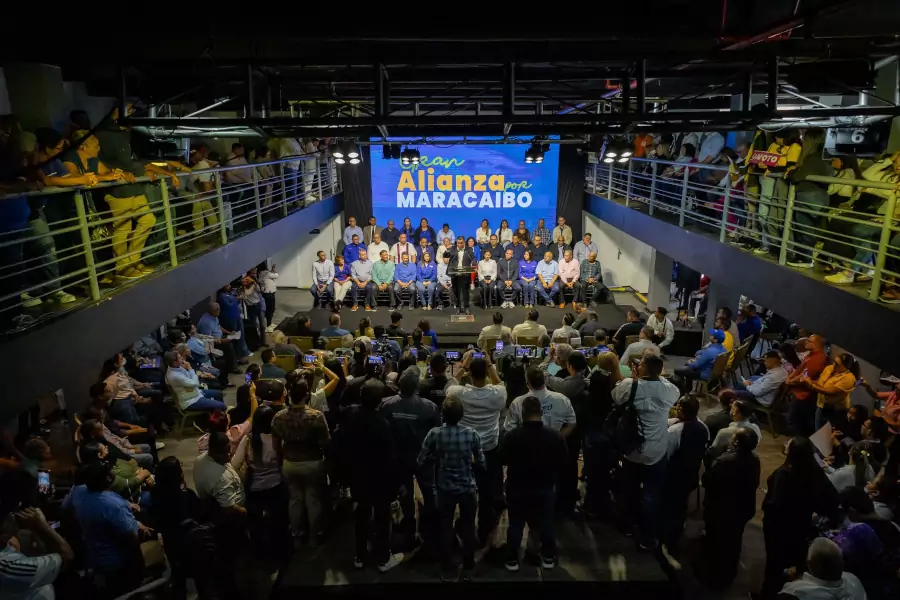 Adrián Romero Martínez fue presentado como candidato unitario a la Alcaldía de Maracaibo por la Gran Alianza por Maracaibo durante un acto encabezado por la ex primera dama, Vanessa Linares de Ramírez, este martes 17 de junio, de cara a las elecciones municipales del próximo 27 de julio.