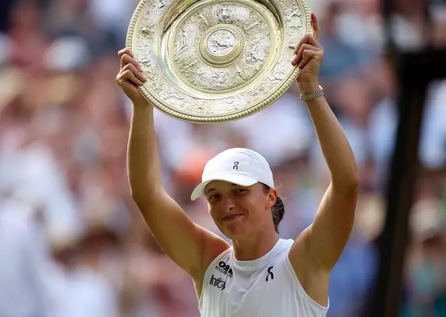 Iga Swiatek conquistó su primer título en Wimbledon tras derrotar con contundencia a Amanda Anisimova por doble 6-0 en una final que apenas duró 57 minutos. La polaca, número uno del mundo, selló así su quinto Grand Slam con una actuación dominante en el All England Club.