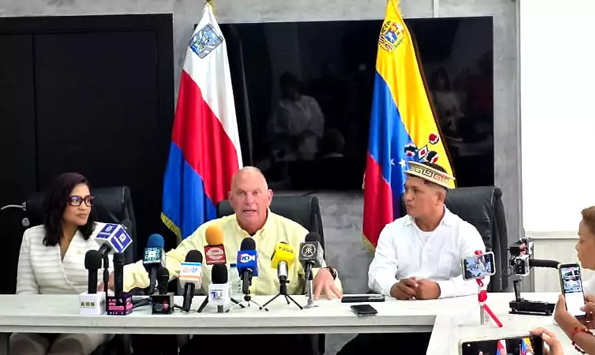El alcalde de Maracaibo, Gian Carlo Di Martino, informó este martes la incorporación de 27 patrullas y 10 ambulancias al sistema de seguridad municipal, enviadas por el presidente Nicolás Maduro, con el objetivo de mejorar la capacidad de respuesta policial y de emergencia en la ciudad.