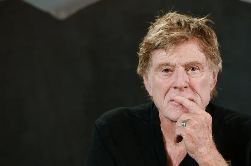 Robert Redford, una de las últimas grandes leyendas de Hollywood cuya carrera abarcó más de cinco décadas como actor, director y defensor del cine independiente, falleció a los 89 años, confirmaron fuentes cercanas a su familia.