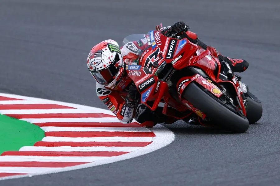 Mientras Márquez sellaba su campeonato, Bagnaia consiguió su segundo triunfo de la temporada, liderando una carrera exigente en la que Ducati volvió a demostrar superioridad.