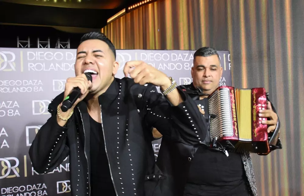Los artistas vallenatos Diego Daza (voz) y Rolando Ochoa (acordeón) lanzarán este 25 de septiembre su esperado álbum conjunto, «La Avalancha», un trabajo de 16 canciones que incluye temas de amor, despecho y parranda, y que presentarán oficialmente en una rueda de prensa en Valledupar.