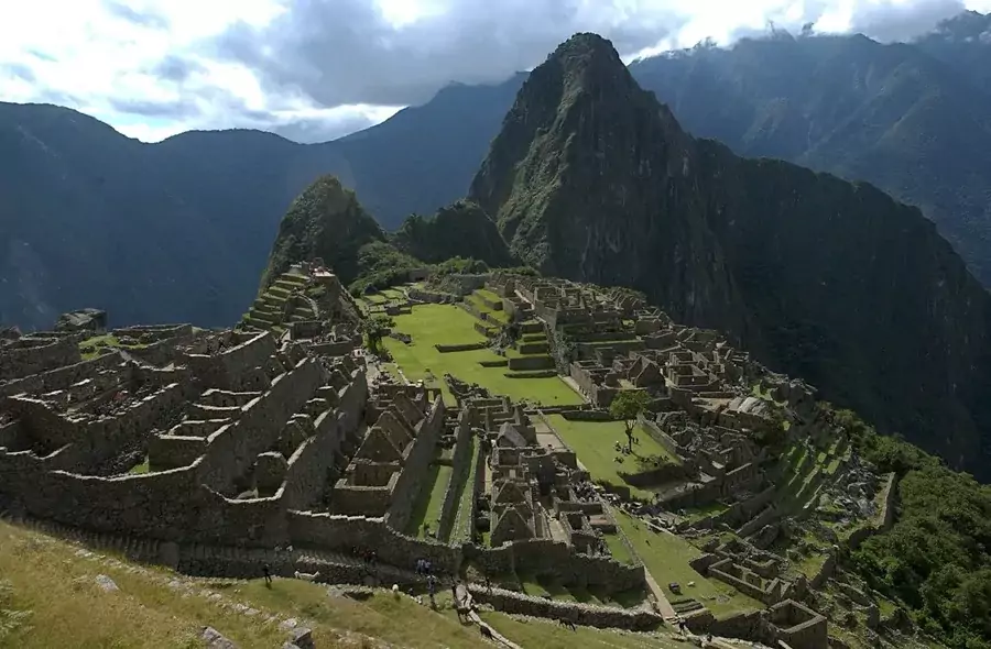 La ciudadela inca de Machu Picchu, en Cusco, podría perder su reconocimiento como una de las Nuevas Siete Maravillas del Mundo si persisten los problemas de sobrecarga turística, prácticas irregulares en la venta de entradas y riesgos al patrimonio histórico, alertó la organización New 7 Wonders en un comunicado emitido este lunes.