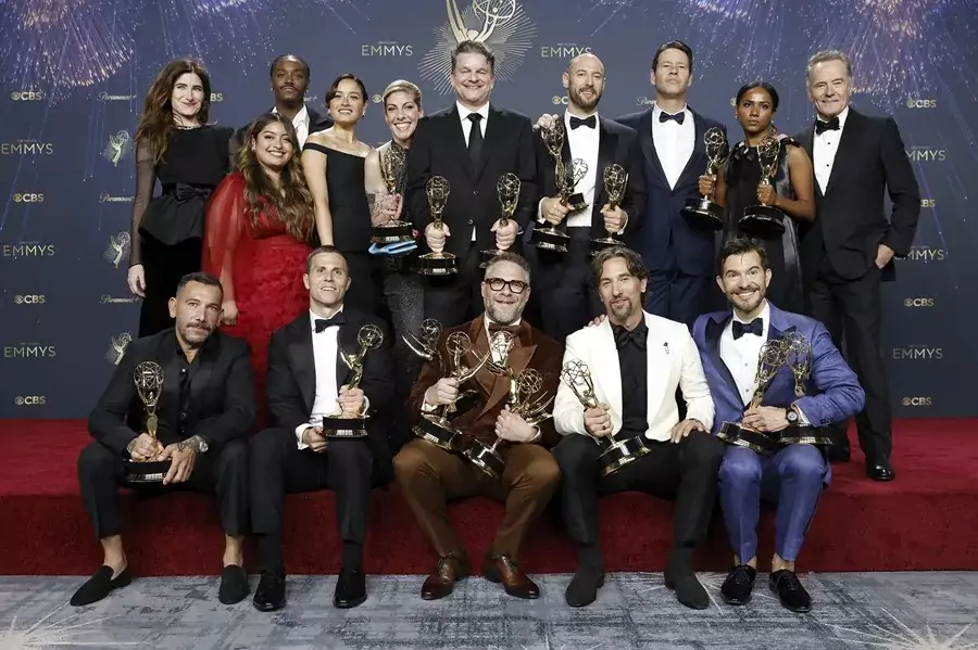 La 77.ª edición de los premios Emmy dejó una jornada histórica: «The Studio» se convirtió en la comedia más premiada en una sola temporada, «Adolescence» dominó entre las miniseries y «The Pitt» fue coronada como mejor drama, en una ceremonia marcada por triunfos artísticos y mensajes políticos.