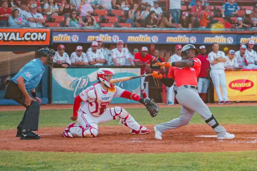 Las Águilas del Zulia derrotaron 4-2 a los Cardenales de Lara este domingo en el estadio de Barquisimeto, en un partido de la Liga Venezolana de Béisbol Profesional donde la labor de los relevistas y un hit oportuno de Yonathan Perlaza definieron el triunfo visitante.