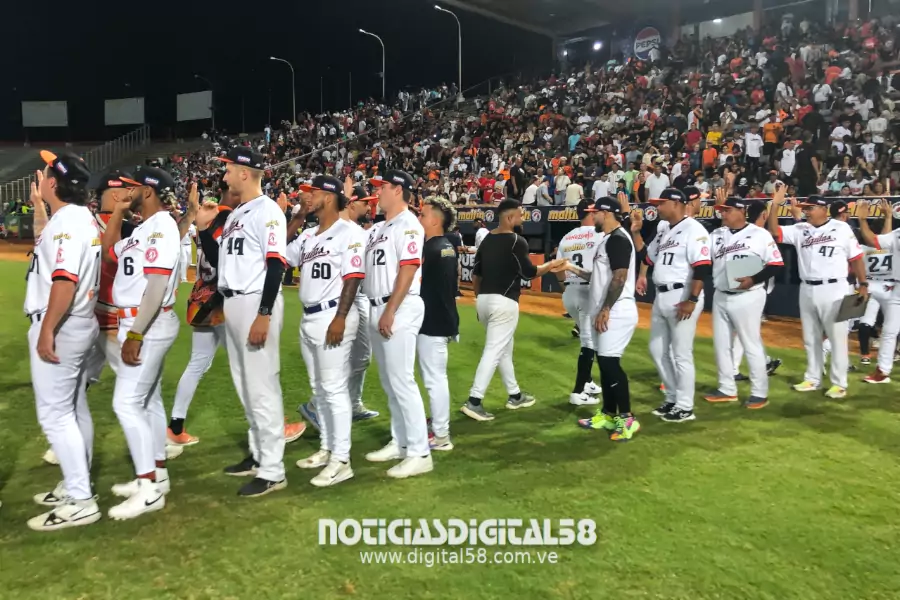 La jornada inaugural de la LVBP 2025-2026 en la capital zuliana resultó una fiesta luego de la victoria en el primero de la serie de Águilas del Zulia BBC con marcador final de cinco por una (5-1) sobre los Tiburones de La Guaira BBC en el estadio Luis Aparicio «El Grande» ante 5787 que personas fueron testigos del inicio ganador de los rapaces..