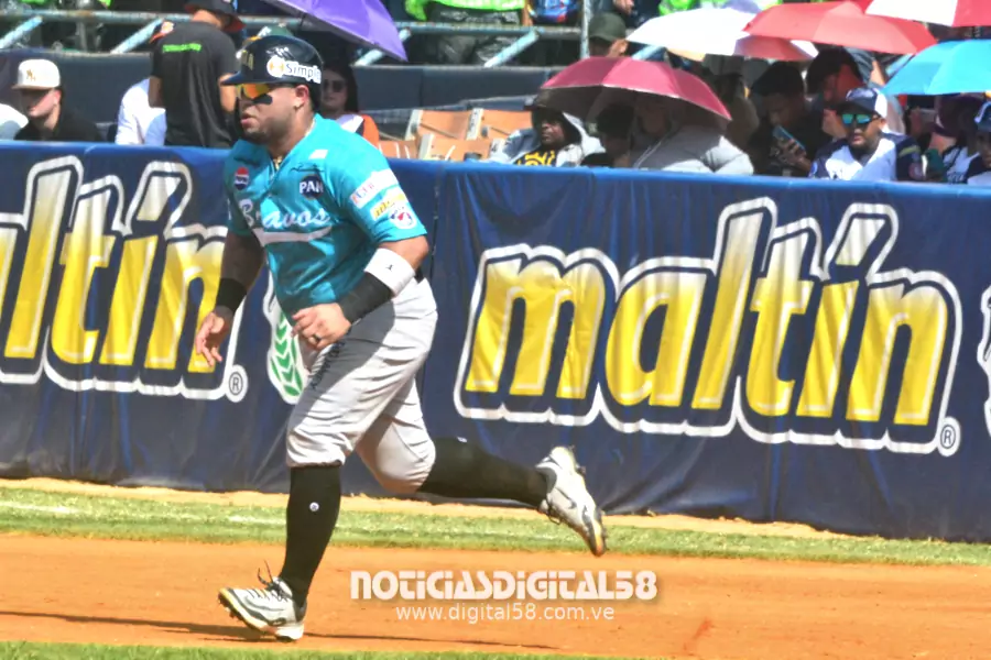 Ramón Cabrera, jugador de los Bravos de Margarita BBC, conectó un jonrón de empate con dos outs en la novena entrada ante las Águilas del Zulia BBC, en un hecho que lo convirtió en la primera pareja padre-hijo en lograr cuadrangulares en la historia del Juego de La Chinita, durante el encuentro disputado este 18 de noviembre en el Estadio Luis Aparicio de Maracaibo.