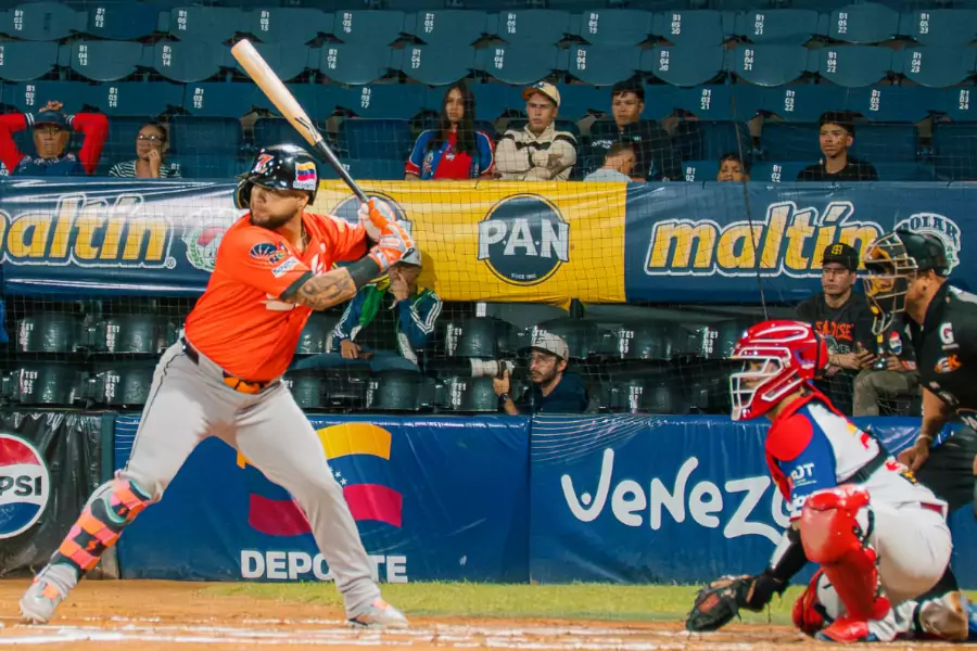 Las Águilas del Zulia BBC derrotaron 7x3 a los Tiburones de La Guaira este miércoles en el Estadio Universitario, en un partido donde el conjunto visitante aprovechó los desaciertos defensivos del equipo local para extender su racha invicta en este recinto y afirmar su solidez en la campaña.