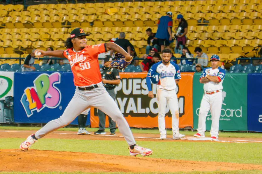 El lanzador derecho Eybersson Polanco, natural de Lagunillas (Zulia), ingresó en el segundo episodio con el marcador en contra 0x2 y logró silenciar a los bates guaireños durante 3.1 entradas, obteniendo así su segunda victoria de la temporada.
