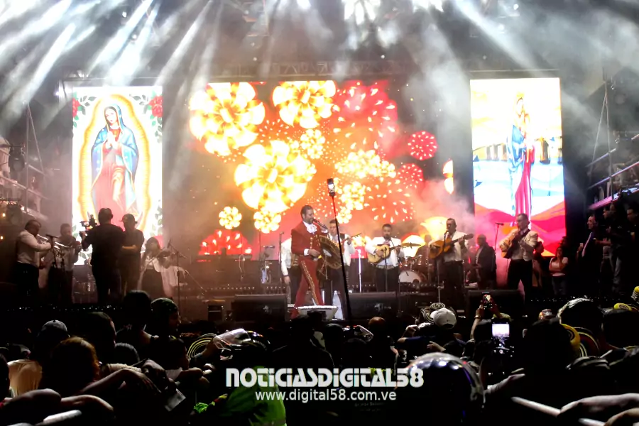 Una gran multitud se congregó en la avenida 5 de Julio de Maracaibo para el Amanecer de Feria de la 59° edición de la Feria de La Chinita, que extendió sus presentaciones desde la noche del lunes 17 hasta casi el mediodía del martes con un extenso repertorio de artistas nacionales e internacionales.