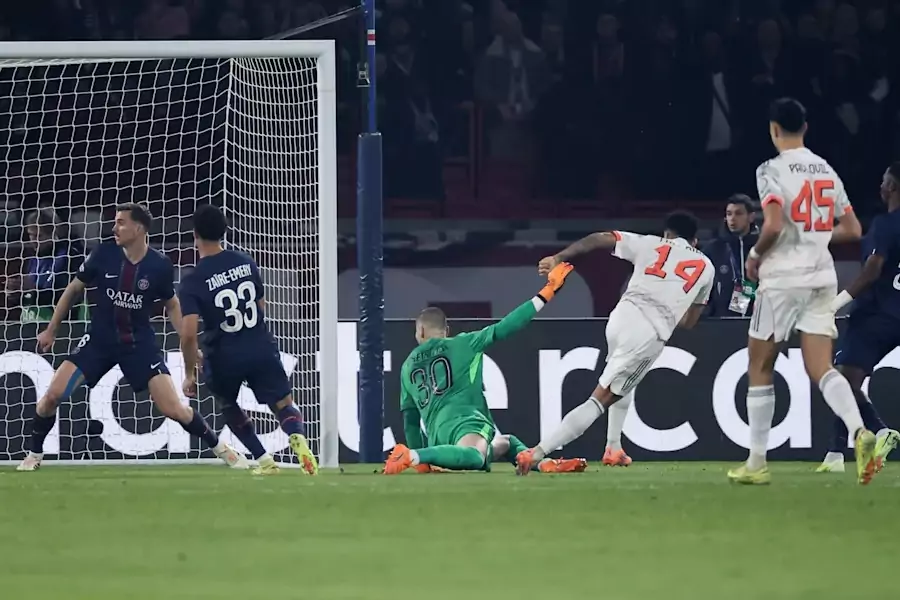 El idilio del París Saint-Germain con la Liga de Campeones acabó con la visita del París Saint-Germain, su bestia negra, que bajó a tierra al equipo de Luis Enrique y elevó hasta 16 su racha de triunfos consecutivos en un magnífico inicio de curso de los de Vincent Kompany, que dominaron el primer tiempo con dos tantos de Luis Días y resistieron en el segundo tras la expulsión del colombiano.