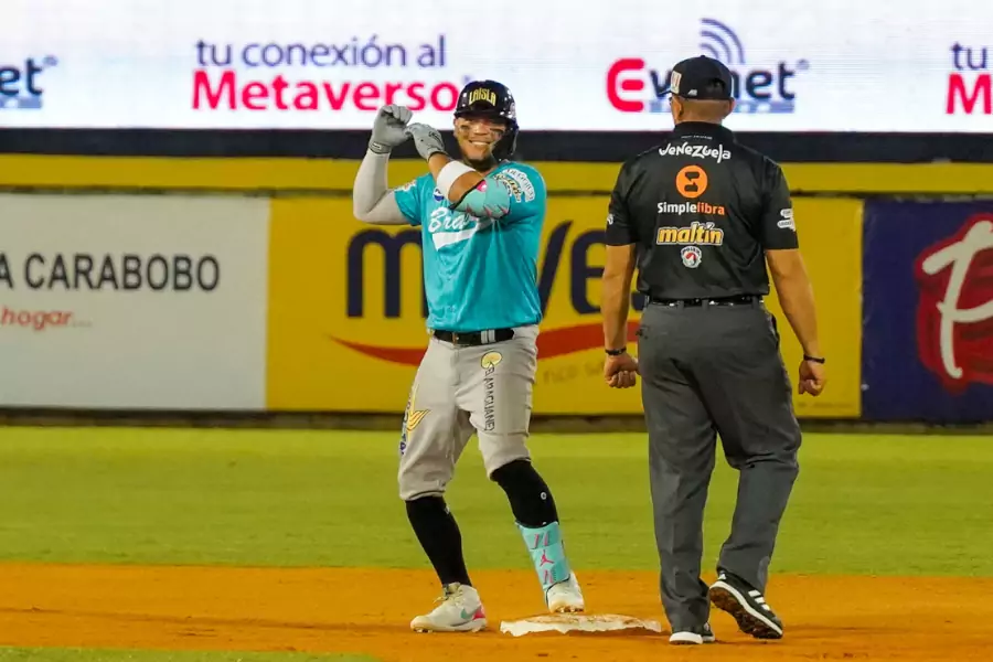 Los Bravos de Margarita BBC barrieron a los Navegantes del Magallanes BBC este miércoles en Valencia, con una victoria contundente de 10x4 impulsada por una ofensiva de 15 hits que les permitió igualar un récord de franquicia al conectar ocho dobles, en un partido donde la armonía del equipo se destacó como factor clave.