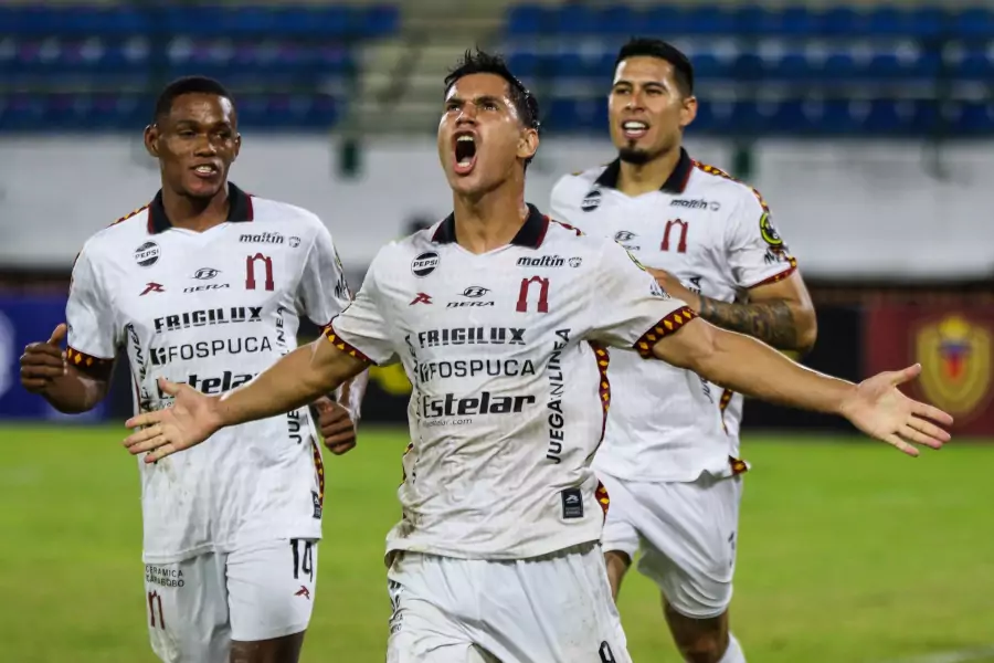 El Carabobo FC derrotó cuatro a cero a Metropolitanos FC este miércoles en el Estadio Brígido Iriarte, en la jornada cinco de la fase final, resultado que le otorga el liderato absoluto del Grupo B y lo acerca a la final del Torneo Clausura 2025.