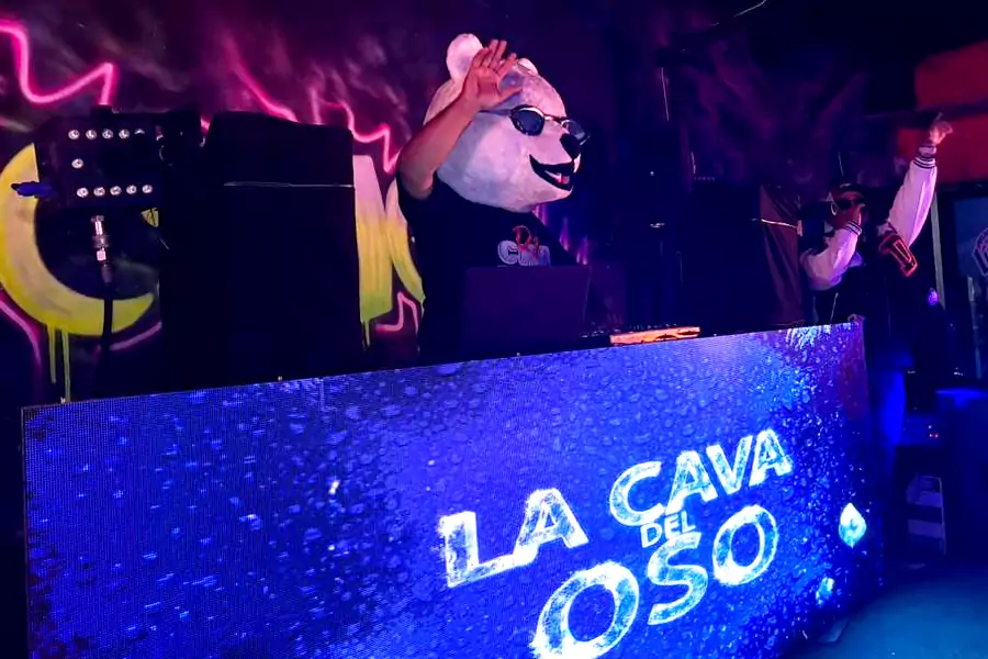 La marca Polar Pilsen presentó este noviembre en Maracaibo, durante la Feria de la Chinita, su nueva plataforma de entretenimiento denominada «La Cava del Oso». La actividad buscó reforzar su vínculo con el público mediante una experiencia sensorial única que celebra la identidad venezolana.